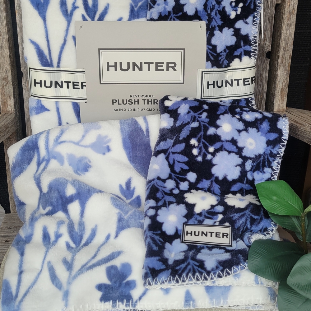 Hunter Blue and White Floral Plush Throw - Picture 4 of 4